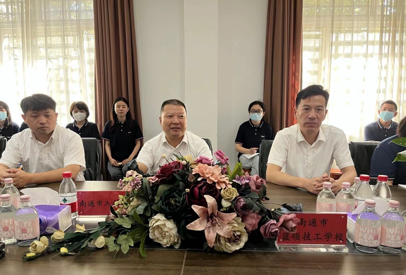 慰问南通蓝领技工学校教师代表.jpg