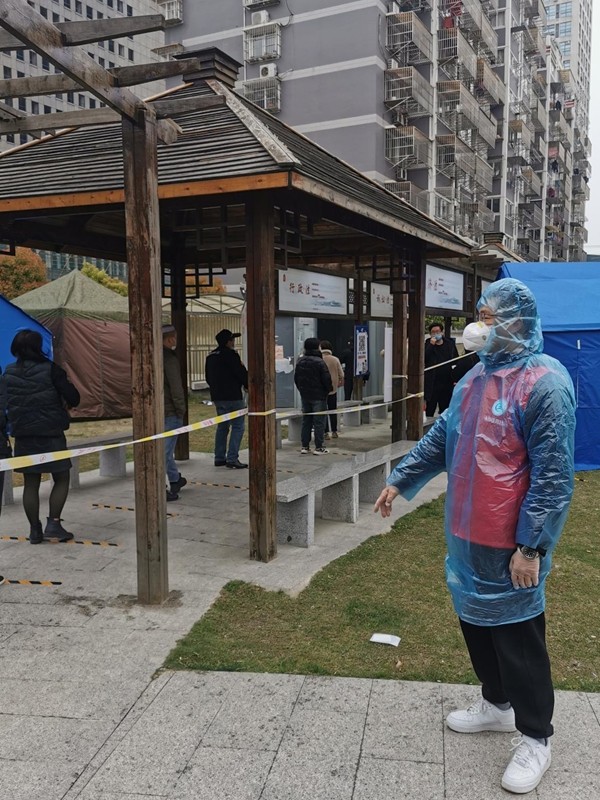 退管青年站岗.jpg