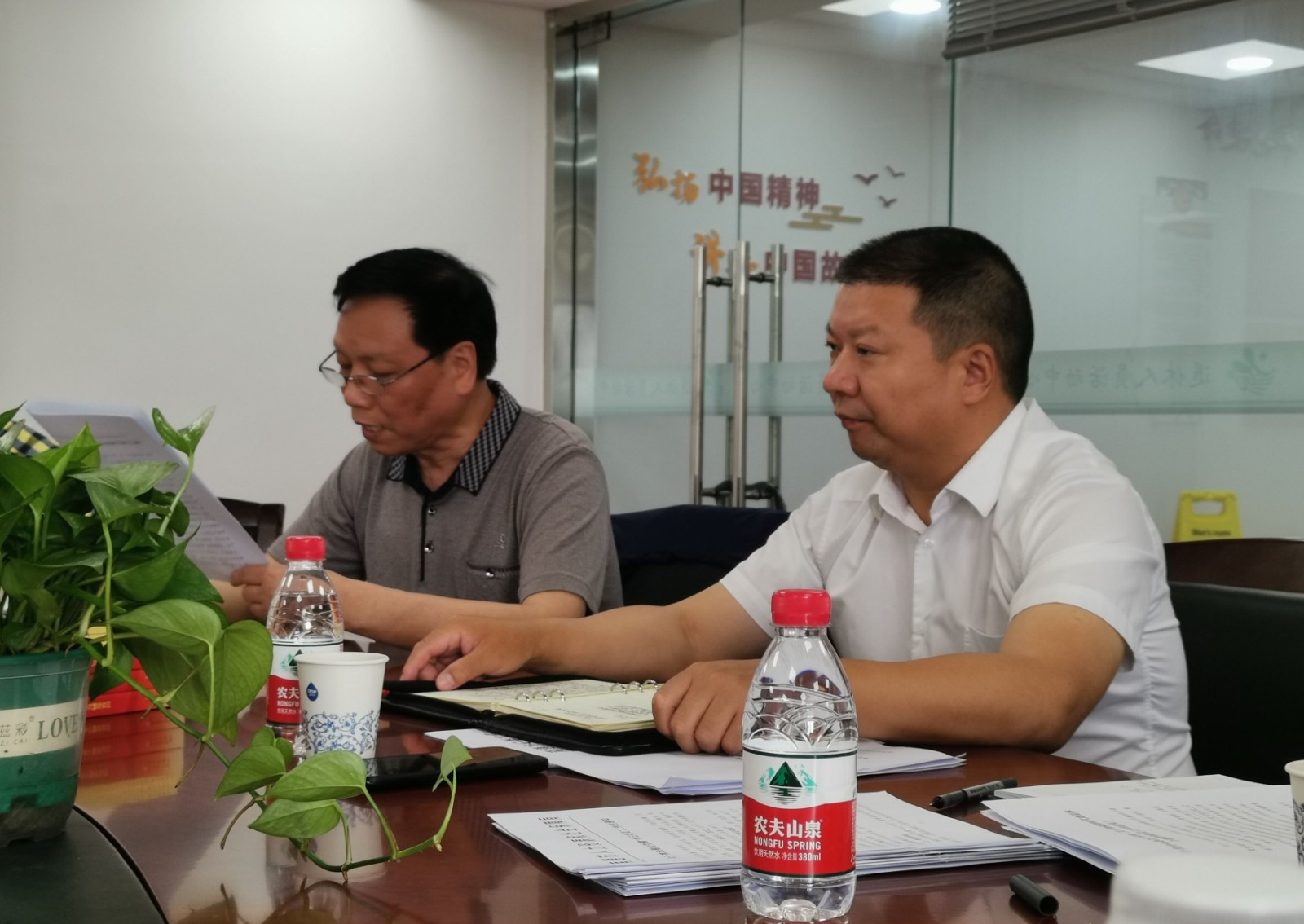 陆书记和为民局长.jpg