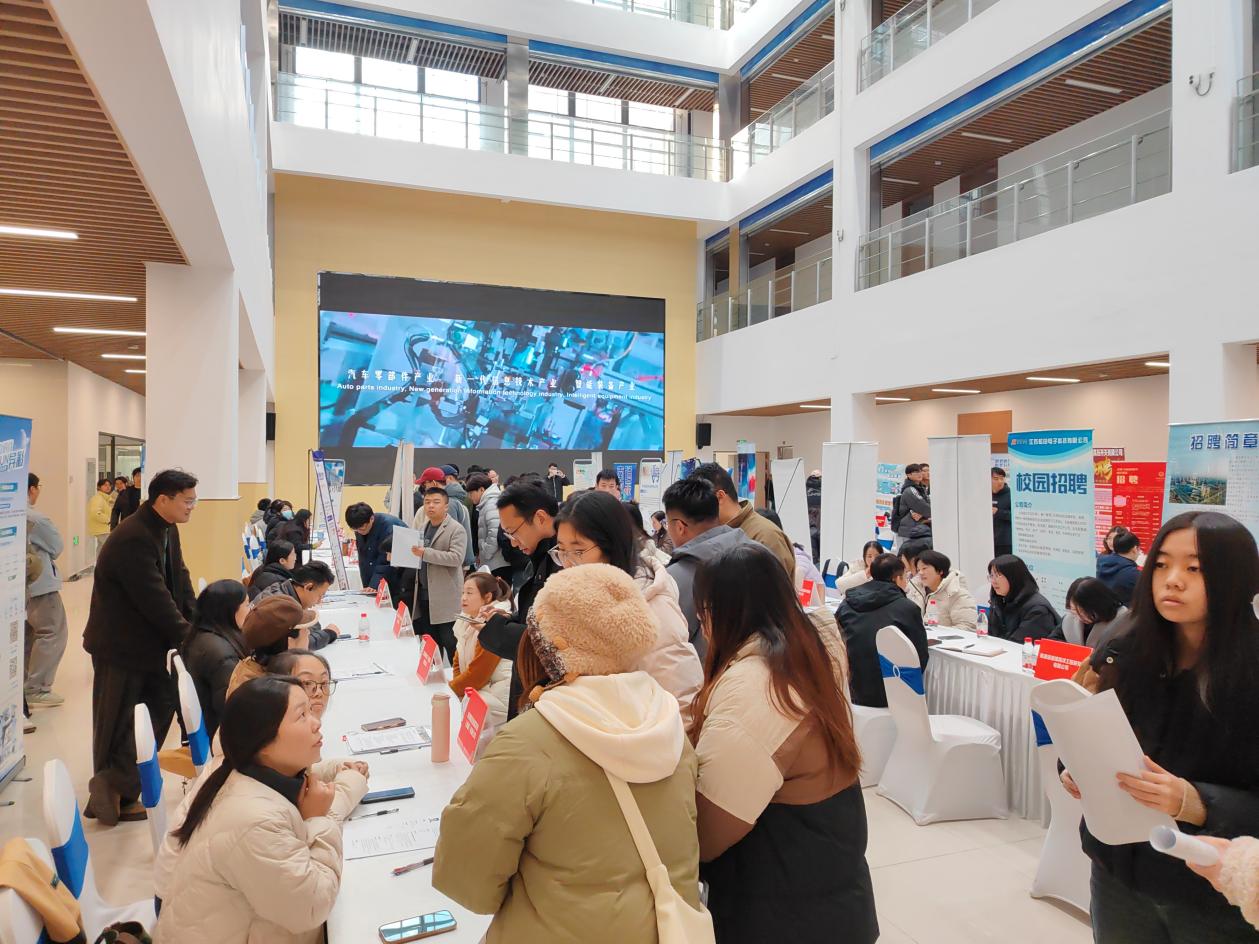通州区携手重点企业赴南通大学举办专场招聘会2.jpg